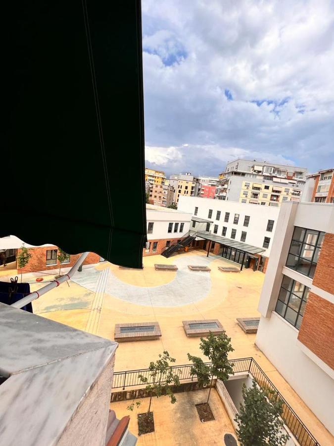 What'S Up Tiranë Luaran gambar